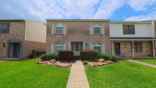 We buy houses Houston — two-story home cash sale | Greenlight Offer We buy houses Houston — single-family ranch home recently purchased for cash by Greenlight Offer